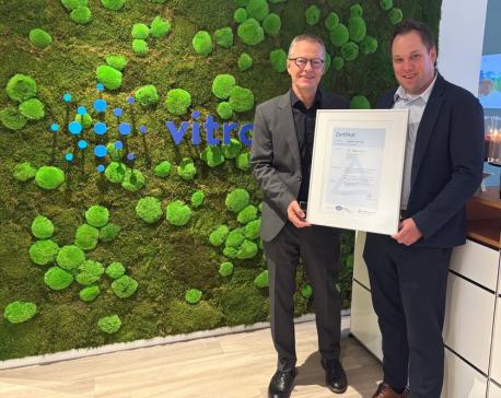 Zerifikat-Übergabe (v.l.): Dr. Steffen Müller (vitroconnect) und Martin Schrand (TÜV Rheinland Cert GmbH)